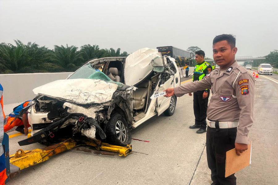 Innova Hantam Truk di Tol JMKT, Satu Penumpang Tewas Innova Hantam Truk di Tol JMKT, Satu Penumpang Tewas