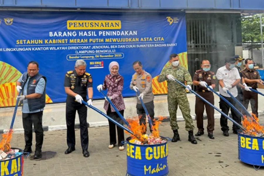 Puluhan Juta Rokok dan Ribuan Liter Miras Ilegal Dimusnahkan Bea Cukai