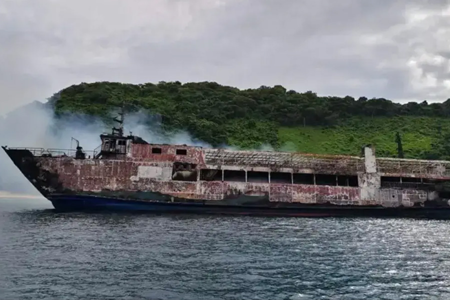 Feri Terbakar di Lepas Pantai Palawan, 5 Orang Tewas dan 80 Penumpang Belum Ditemukan Feri Terbakar di Lepas Pantai Palawan, 5 Orang Tewas dan 80 Penumpang Belum Ditemukan