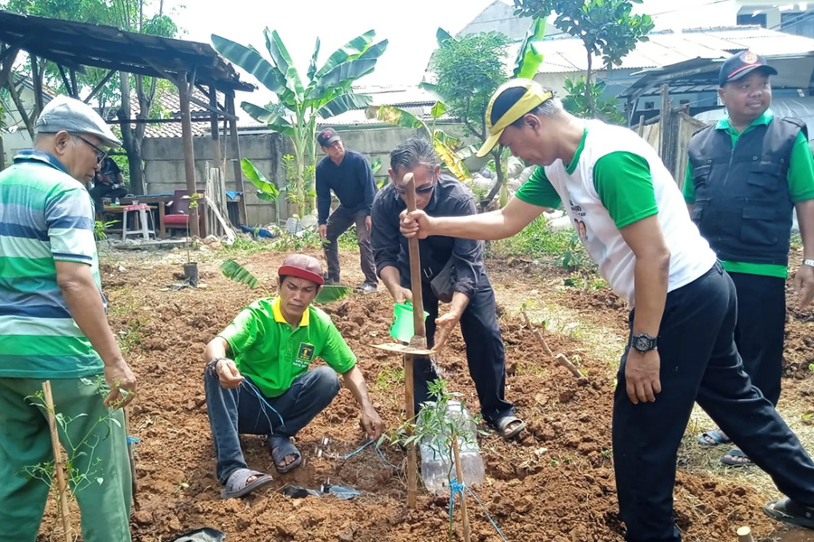 Bekas TPS Liar di Depok Disulap Jadi Area Hijau, PPP Tanam Pohon Bekas TPS Liar di Depok Disulap Jadi Area Hijau, PPP Tanam Pohon