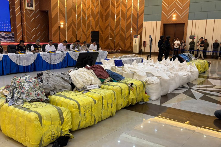 Bea Cukai Ungkap Modus Penyelundupan Beras hingga Pakaian Bekas Senilai Rp27,3 Miliar Bea Cukai Ungkap Modus Penyelundupan Beras hingga Pakaian Bekas Senilai Rp27,3 Miliar
