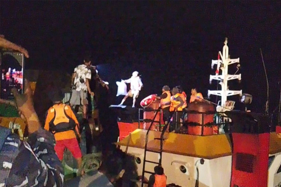 Delapan Korban Kapal LCT Tenggelam di Perairan Puriri Ditemukan Selamat Delapan Korban Kapal LCT Tenggelam di Perairan Puriri Ditemukan Selamat