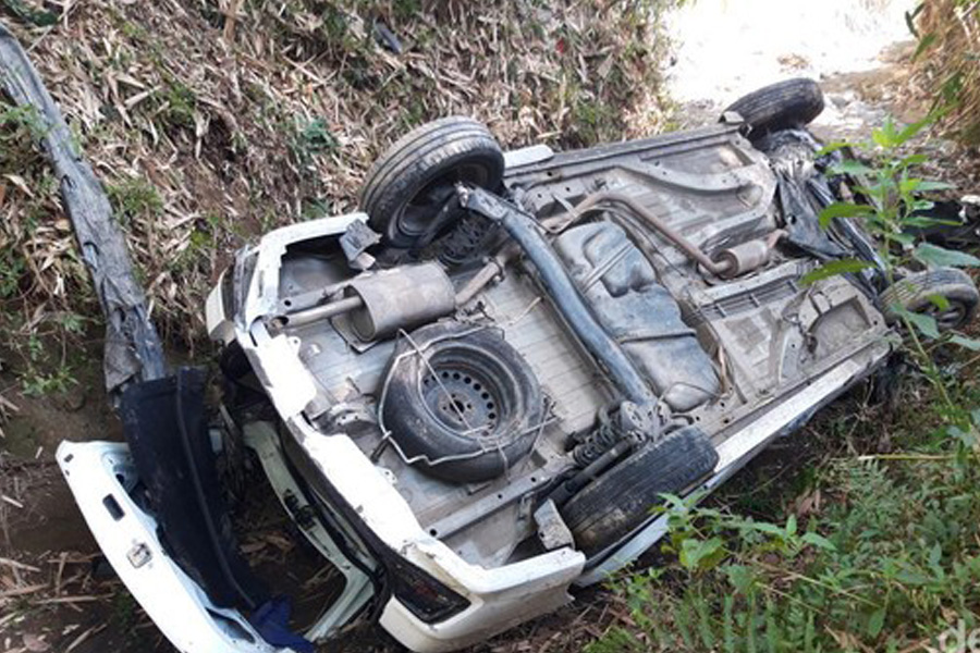 Mobil Gagal Menanjak dan Terguling ke Jurang di Larantuka, 2 Orang Tewas Mobil Gagal Menanjak dan Terguling ke Jurang di Larantuka, 2 Orang Tewas