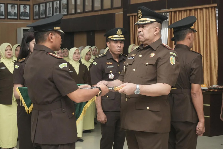 Kajari Konawe Ditangkap Kejati Sultra, Kini Diperiksa di Kejagung Kajari Konawe Ditangkap Kejati Sultra, Kini Diperiksa di Kejagung