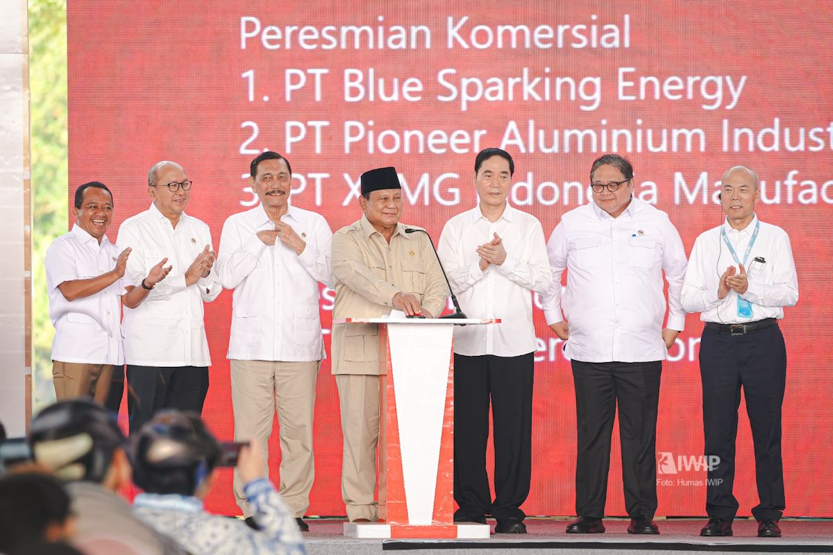 Bahlil Dampingi Prabowo Resmikan Ekspor Perdana Baterai EV dari Maluku Utara Bahlil Dampingi Prabowo Resmikan Ekspor Perdana Baterai EV dari Maluku Utara