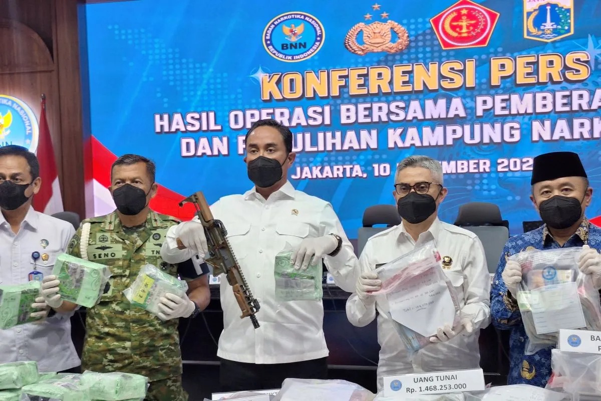 Polri, BNN, dan TNI Gelar Operasi Narkoba di Berbagai Daerah, 232 Orang Diamankan Polri, BNN, dan TNI Gelar Operasi Narkoba di Berbagai Daerah, 232 Orang Diamankan