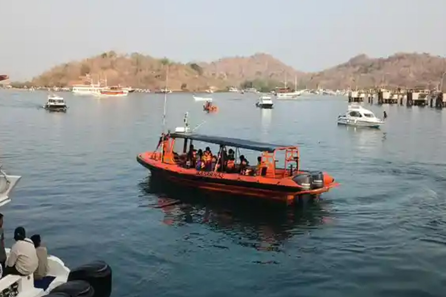 Hari Kedua Pencarian Korban KM Feronia, 63 Personel SAR Sisir Perairan Pulau Tatawa Hari Kedua Pencarian Korban KM Feronia, 63 Personel SAR Sisir Perairan Pulau Tatawa