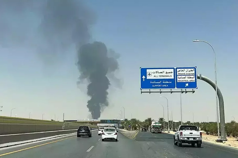 Gedung Saudi Aramco di Dhahran Dilanda Kebakaran Usai Serangan Rudal, Tiga Lantai Dilaporkan Rusak Gedung Saudi Aramco di Dhahran Dilanda Kebakaran Usai Serangan Rudal, Tiga Lantai Dilaporkan Rusak