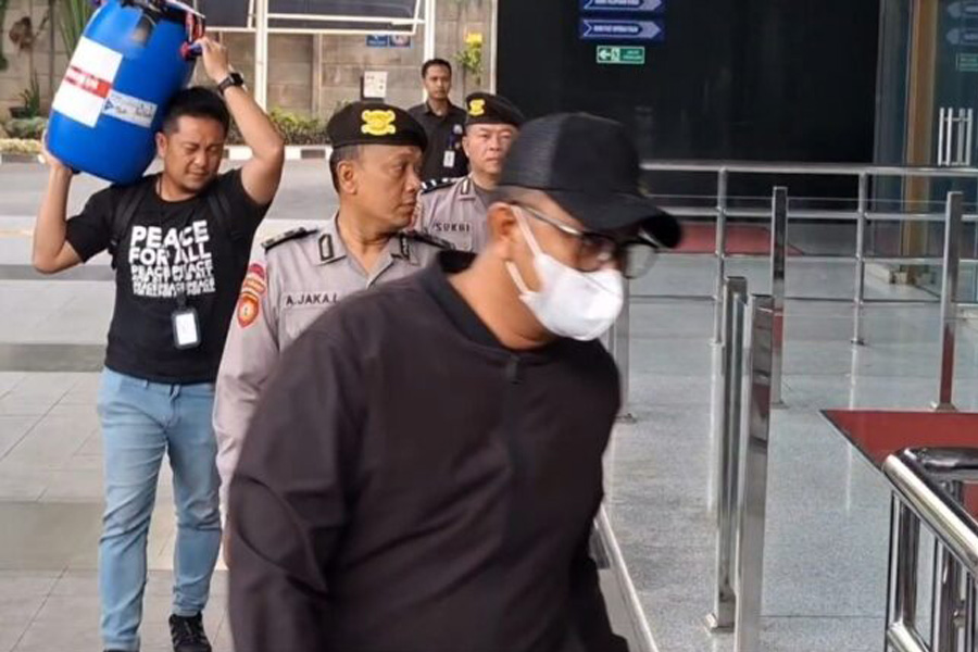 KPK Telusuri Asal-usul Uang Rp934 Juta dalam Tong Biru di Kasus Bupati Klaten KPK Telusuri Asal-usul Uang Rp934 Juta dalam Tong Biru di Kasus Bupati Klaten