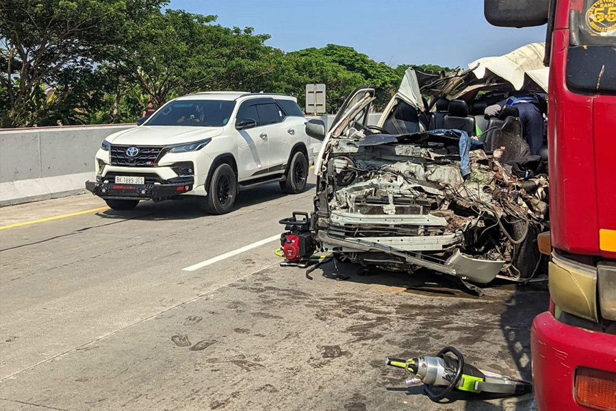 Kecelakaan Minibus Rombongan Suporter PSS Sleman di Tol Madiun, Empat Orang Tewas Kecelakaan Minibus Rombongan Suporter PSS Sleman di Tol Madiun, Empat Orang Tewas