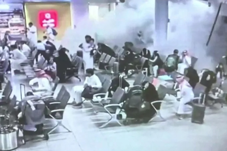 Serangan Drone Hantam Bandara Dammam, Satu Orang Tewas dan Delapan Luka-luka Serangan Drone Hantam Bandara Dammam, Satu Orang Tewas dan Delapan Luka-luka