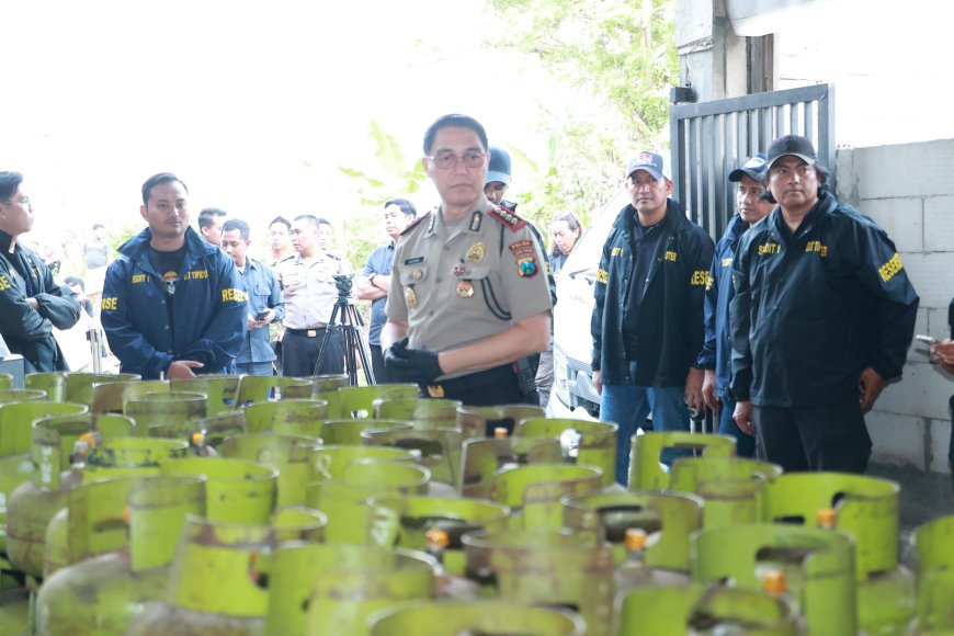 Bareskrim Ungkap Praktik Suntik LPG Subsidi di Sidoarjo, Potensi Kerugian Negara Rp2,14 Miliar Bareskrim Ungkap Praktik Suntik LPG Subsidi di Sidoarjo, Potensi Kerugian Negara Rp2,14 Miliar