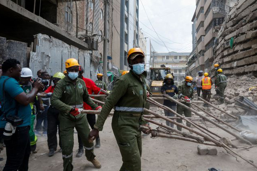 Gedung 12 Lantai di Nairobi Ambruk Saat Dibangun, Petugas Sisir Reruntuhan Cari Korban Gedung 12 Lantai di Nairobi Ambruk Saat Dibangun, Petugas Sisir Reruntuhan Cari Korban