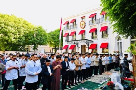 Prabowo Salat Id di Paris, Pesan Pengorbanan dan Persatuan Menggema