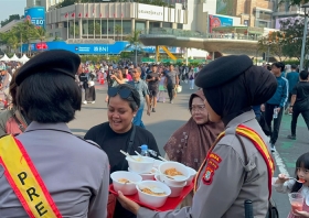 Peringati Hari Bhayangkara ke-80, Polda Metro Jaya Bagikan Makanan Gratis di Bundaran HI