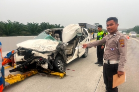 Innova Hantam Truk di Tol JMKT, Satu Penumpang Tewas
