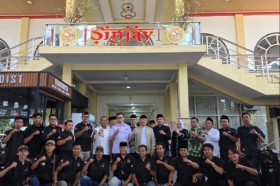 Mardiono Disambut Perisai SI Jatim Setibanya di Bandara Juanda