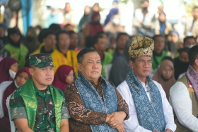 Mentan Amran Tinjau Penyaluran 1.814 Ton Beras untuk Warga Pekanbaru
