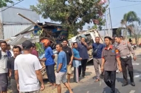 Truk Pekerja Aspal Terguling di Ngawi, Satu Orang Tewas dan Tujuh Luka