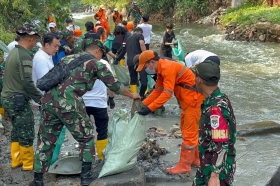 Peringati Hari Sungai Sedunia, KLH Bersihkan Sampah di 9 Lokasi