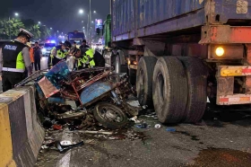 Becak Motor Terguling di Daan Mogot, Dua Orang Tewas Terlindas Truk Kontainer