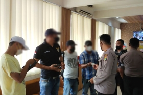 Kejar Mobil yang Menunggak Cicilan, Empat Debt Collector Dikeroyok Warga di Bogor