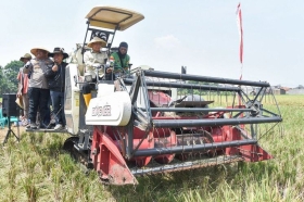 Mardiono Turun Langsung ke Sawah di Bandung, Petani Terima Bantuan Traktor