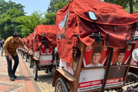 Prabowo Salurkan 130 Becak Listrik di Bogor, Bantu Pengayuh Lansia Tetap Mencari Nafkah